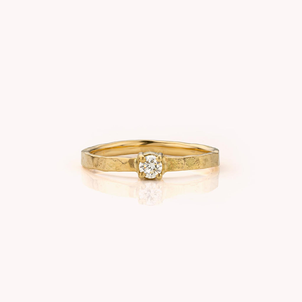 gouden ring solitair met gehamerde band en diamant