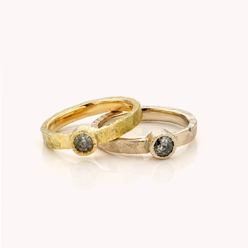 goudenring met zoutpeper diamant