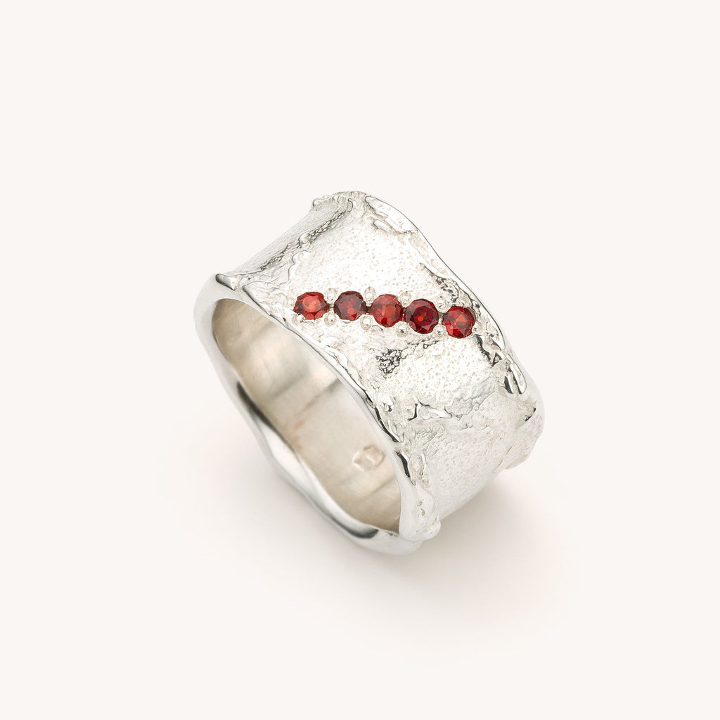 zilveren ring met granaat of saffier