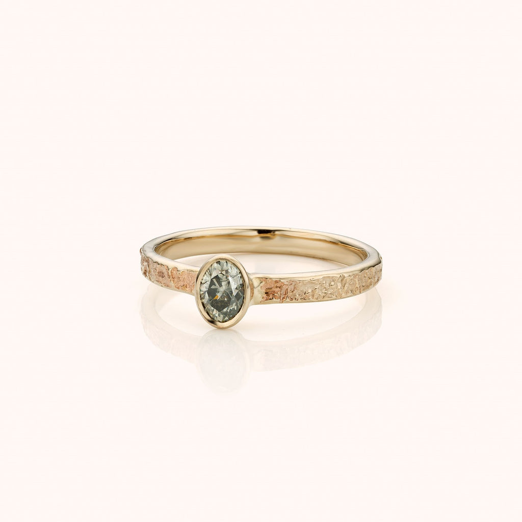 ring met ovale zout/peper diamant in witgoud