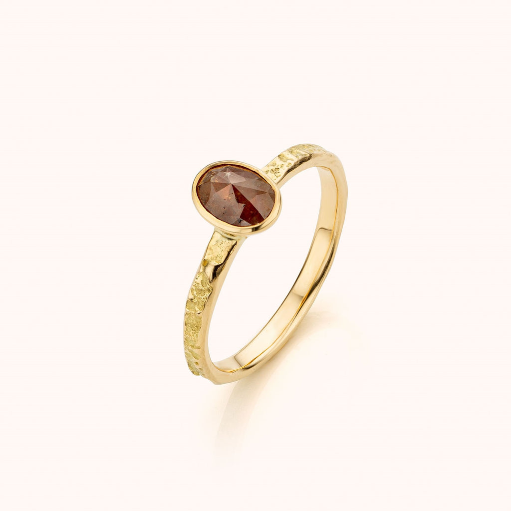 ring met ovale rustieke rode diamant in geelgoud