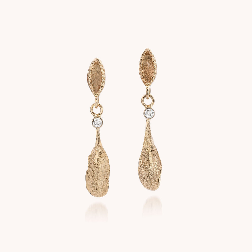 gouden oorstekers met blaadje en diamant