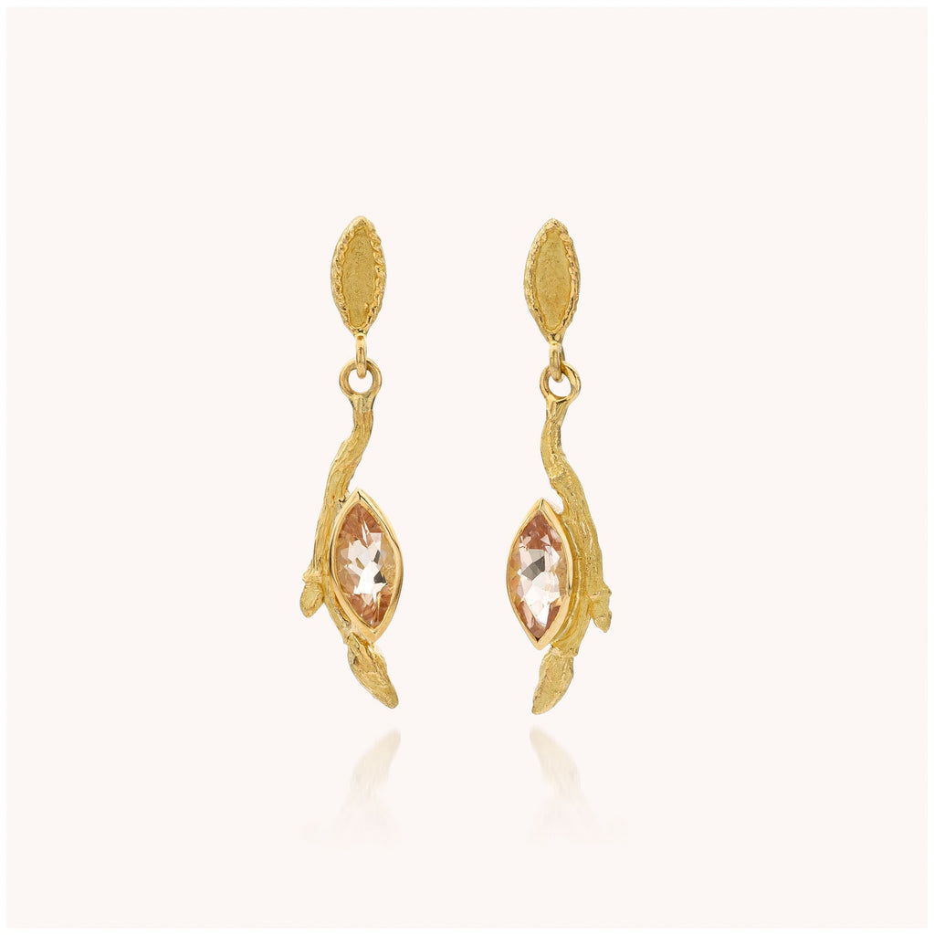 geelgouden oorhangers met morganiet