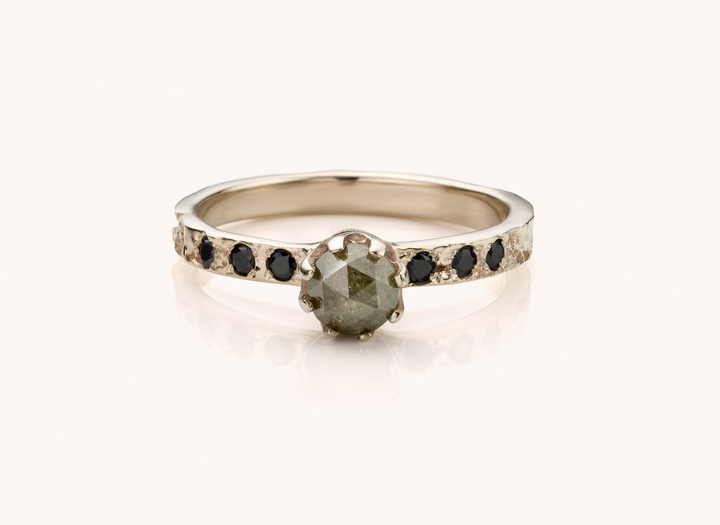 Ring met grijze zout/peper diamant en zwarte diamanten