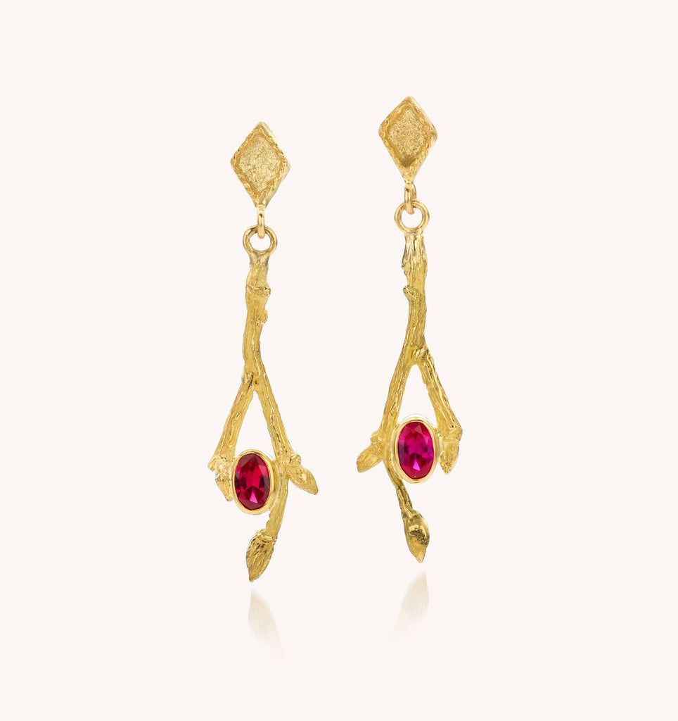 geelgouden oorhanger met robijn