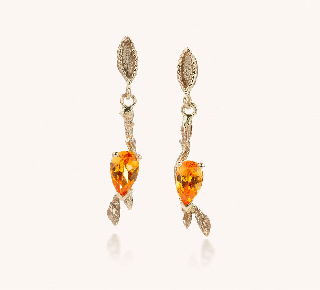 witgouden oorhanger met mandarijngranaat