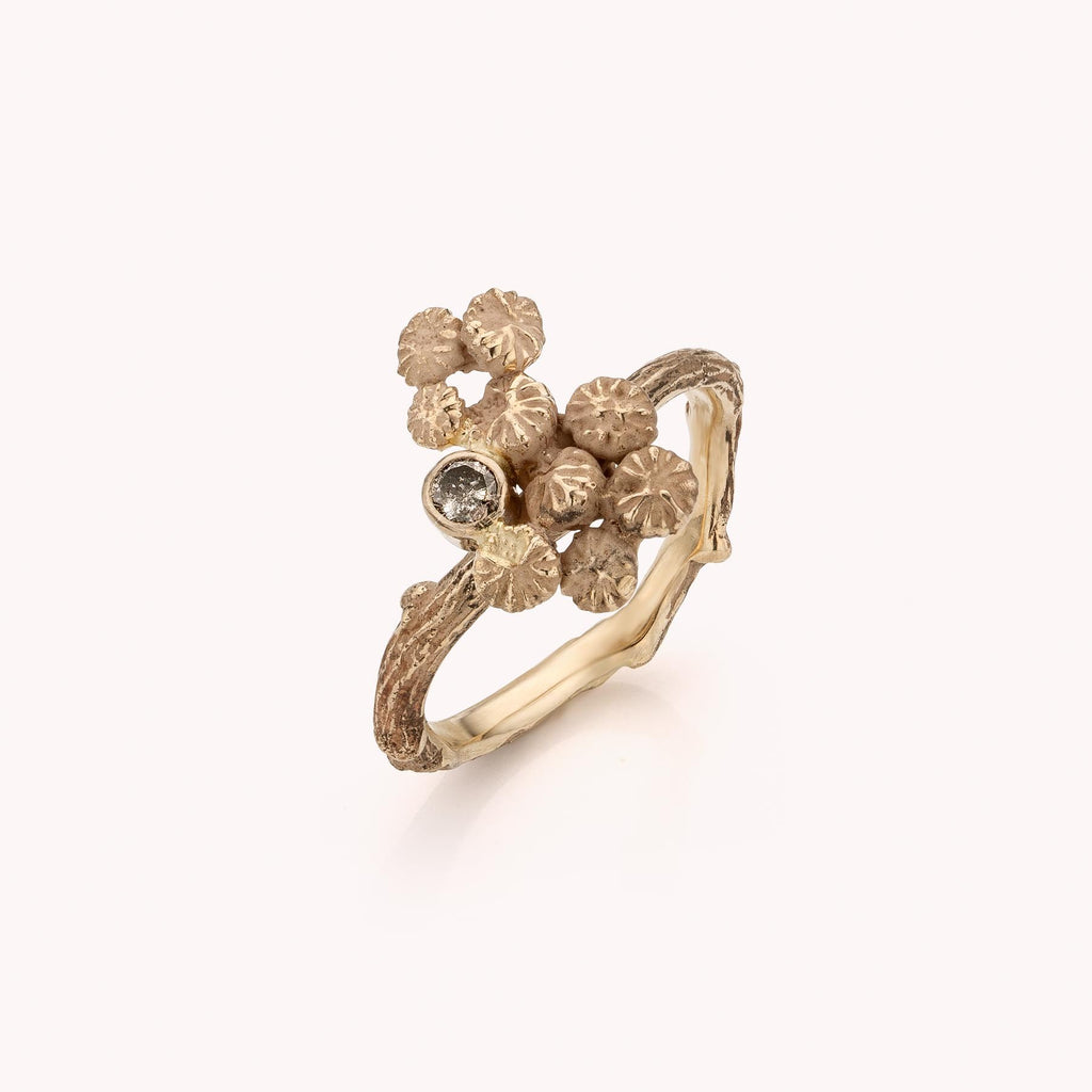 gouden ring met bloemknoopjes en zout/peper diamant