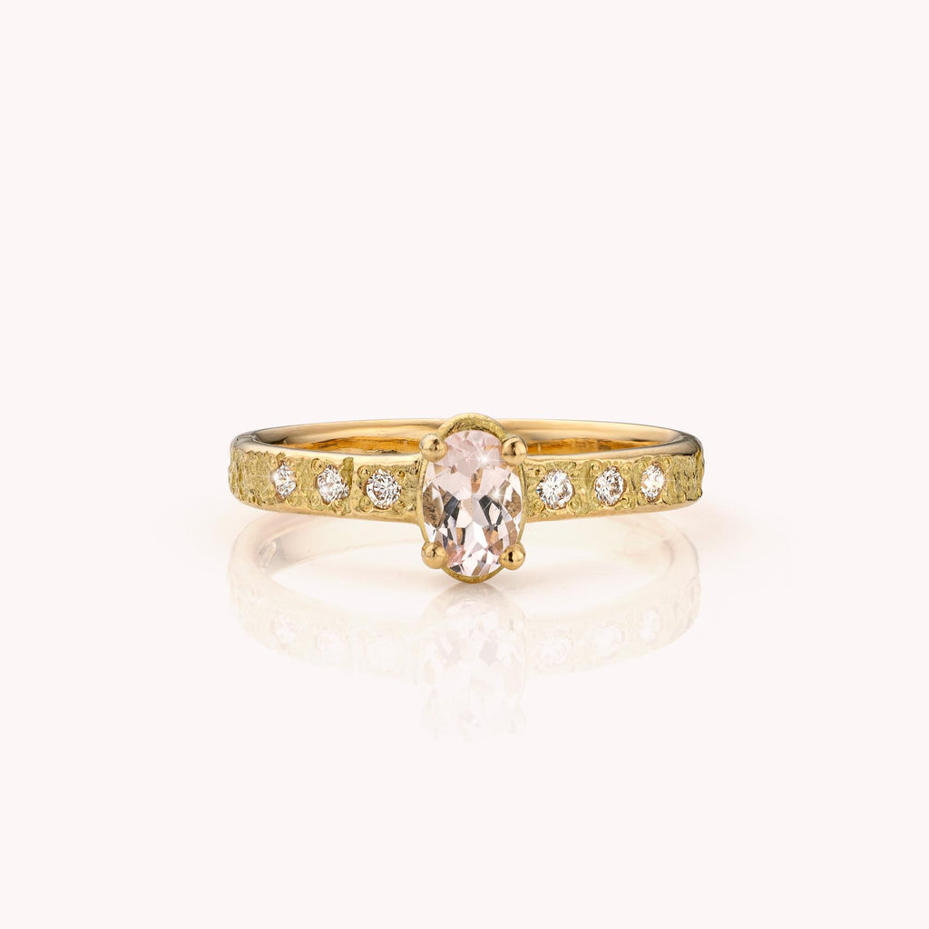 witgouden ring met ovale morganiet en diamant