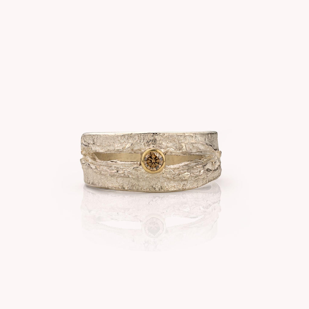 zilveren ring met open middenstuk en bruine diamant