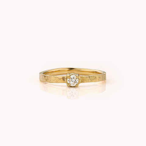 gouden ring solitair met gehamerde band en diamant