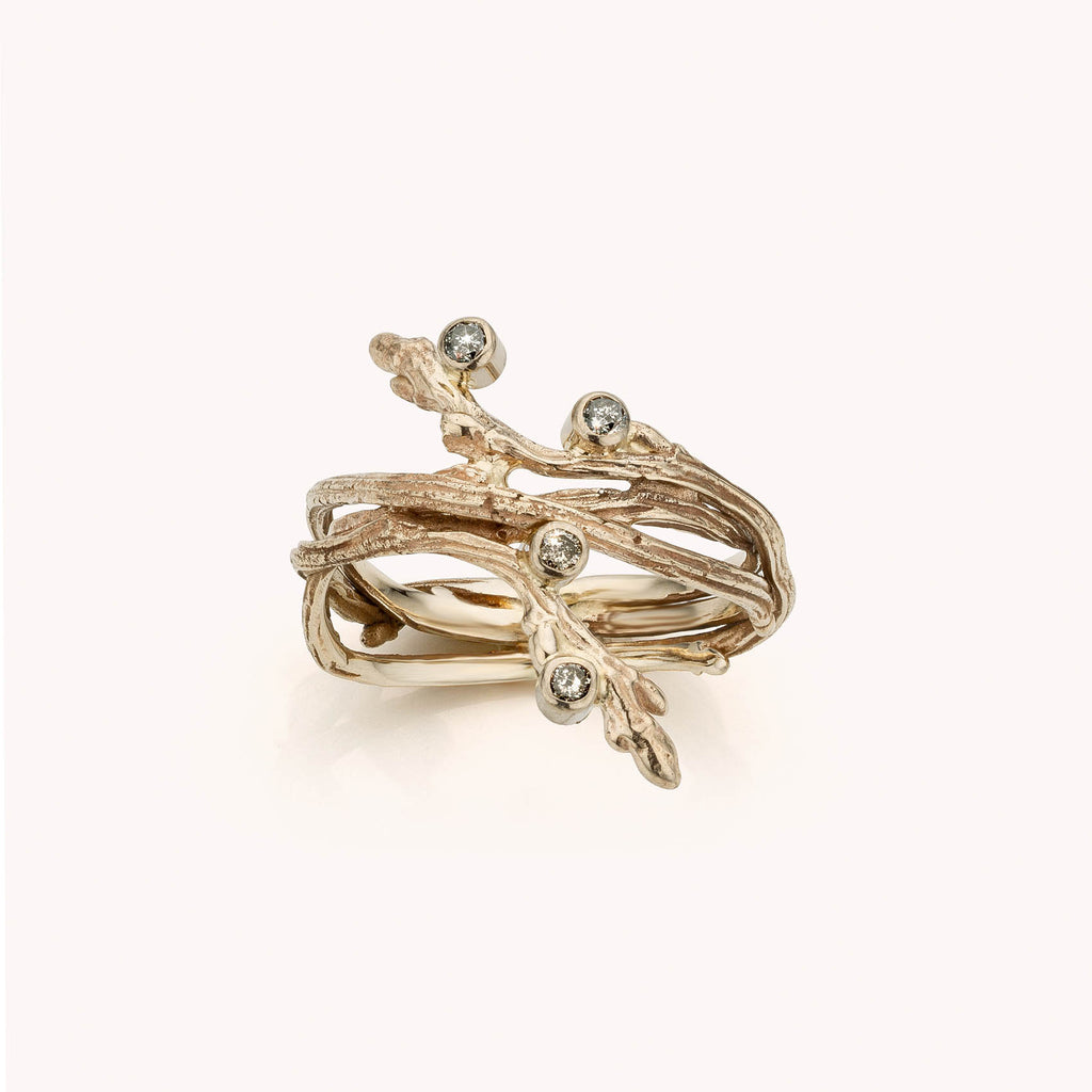 brede, open takjes ring met zoutpeper diamant