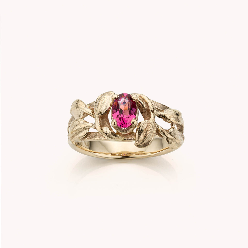 witgouden ring met blaadjes en rhodoliet