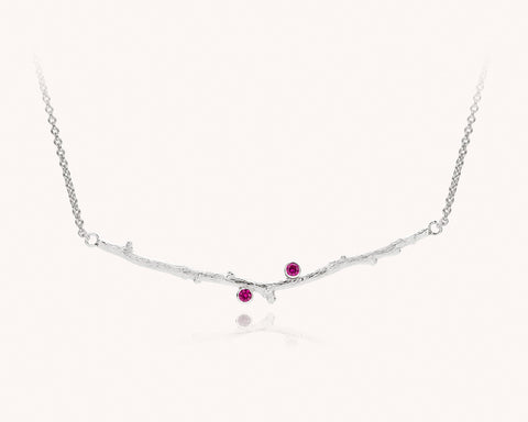 halsketting in zilver met takjes motief en twee robijnen