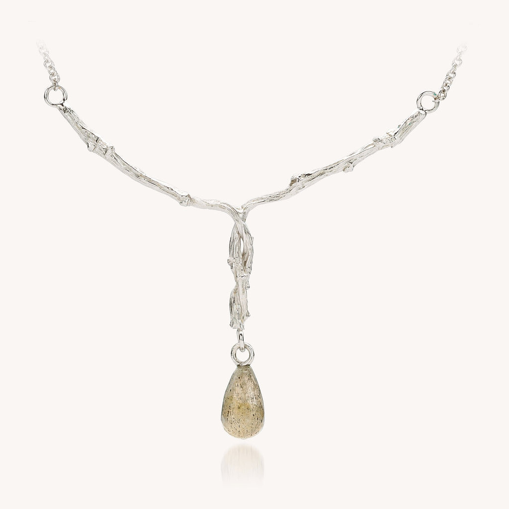 halsketting in zilver met takjes motief en labradodiet druppel