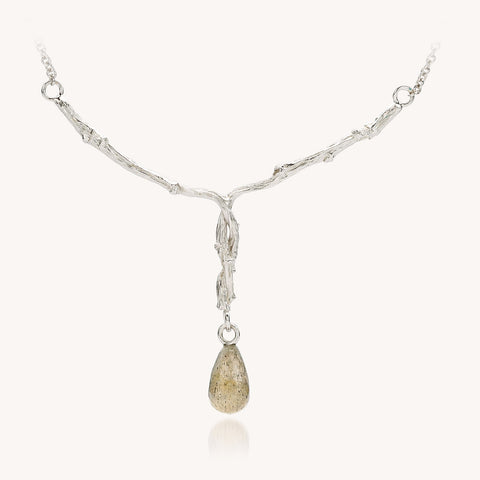halsketting in zilver met takjes motief en labradodiet druppel