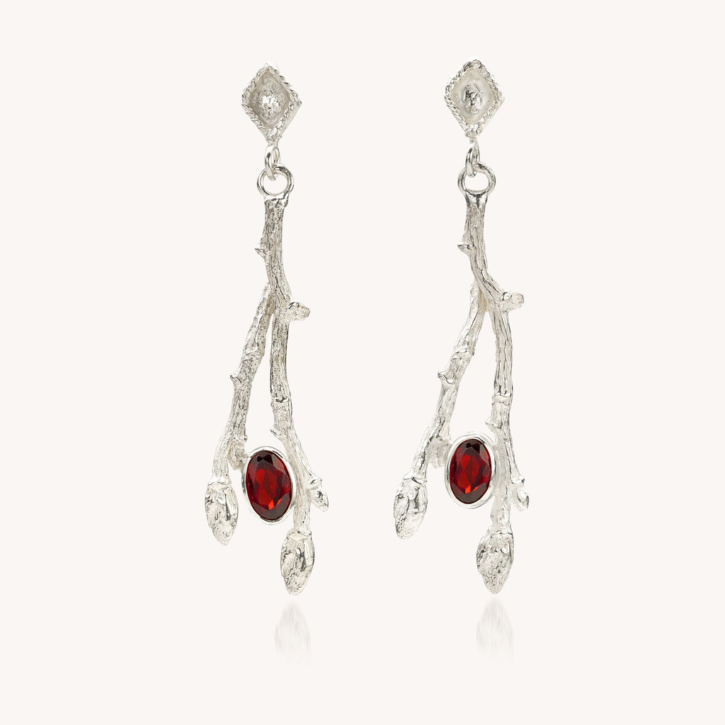 zilveren oorhangers met takjesmotief en edelstenen