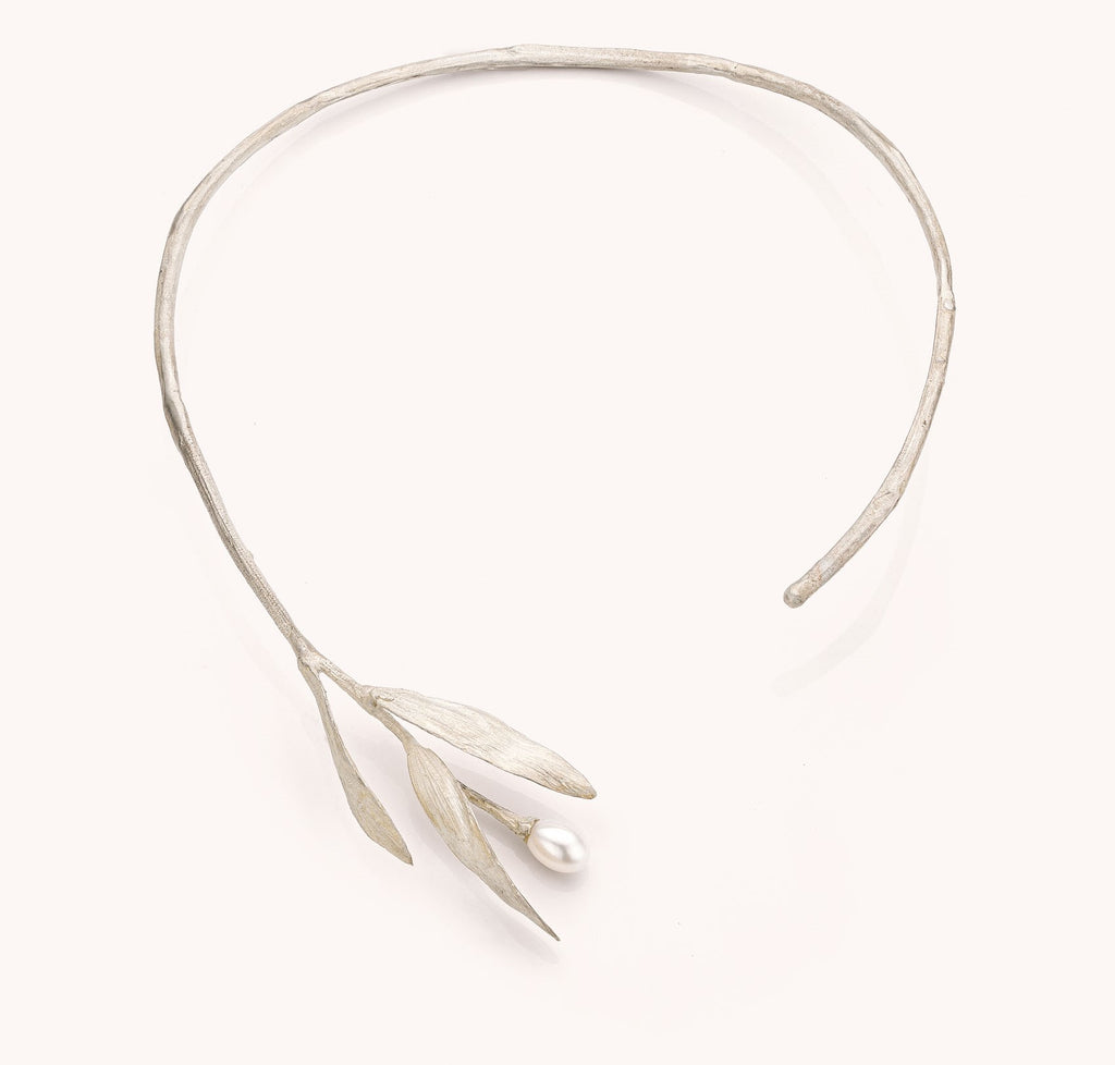 halsketting in zilver met parel en 3 blaadjes