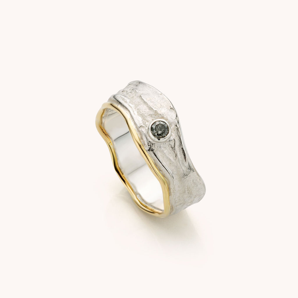 zilverenring met geelgouden rand en zout/peper diamant