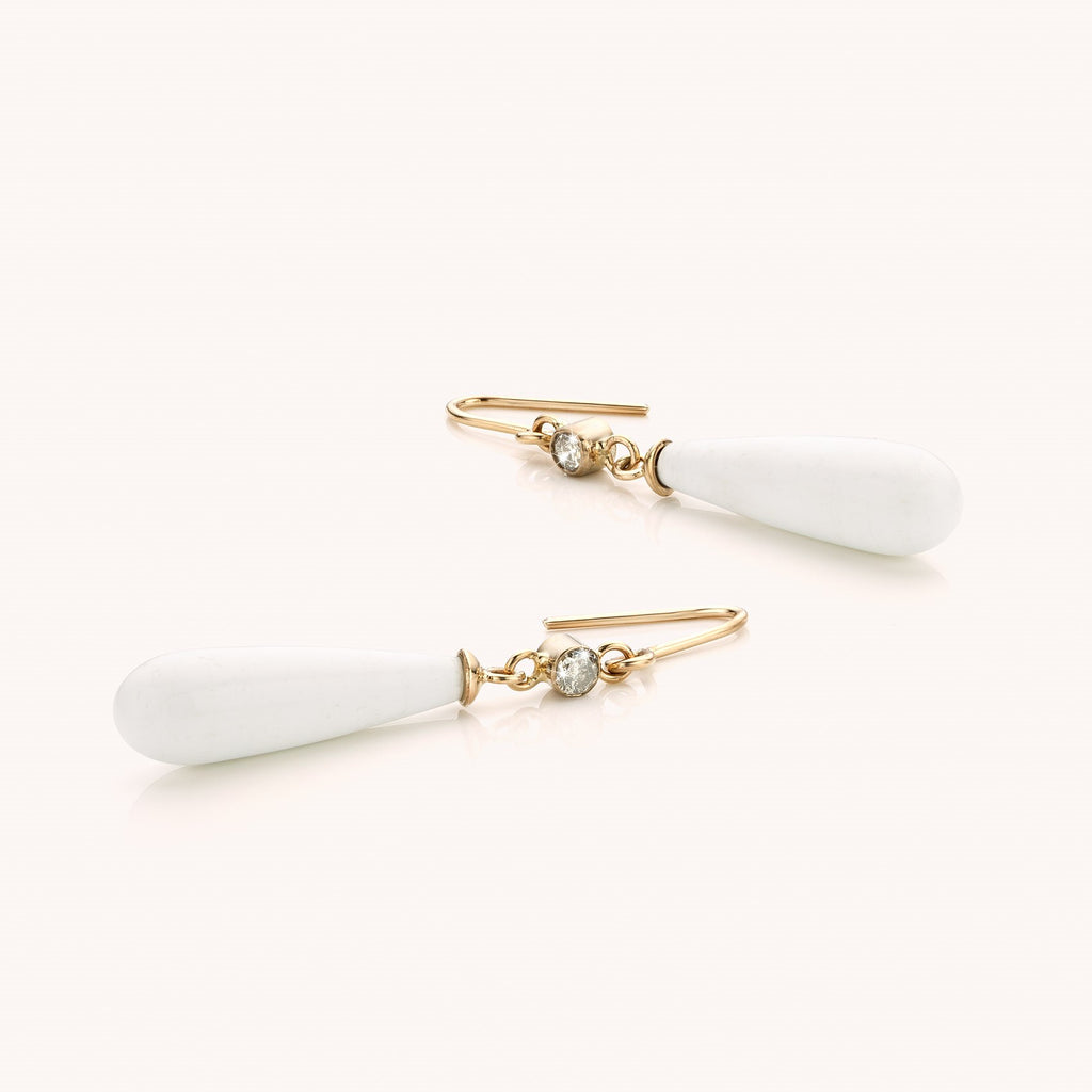 witgouden oorhanger met kascholong druppel en zout/peper diamant