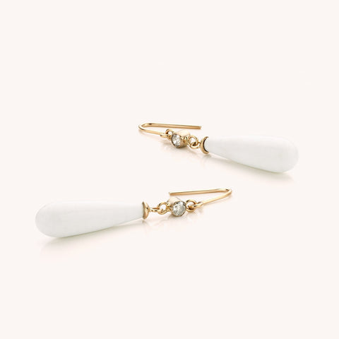 witgouden oorhanger met kascholong druppel en zout/peper diamant