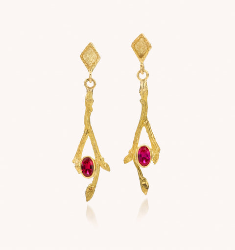 geelgouden oorhanger met robijn