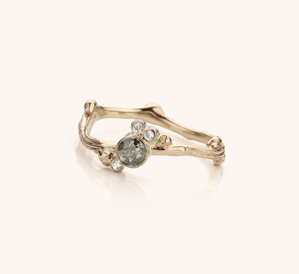 gouden ring met zout/peper diamant en 3 kleinere diamanten